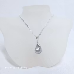 Silvergrå regnbågsfärgad barockpärla på låsbart silverhänge