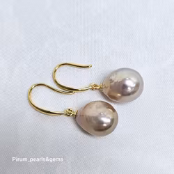 Rosa droppformade metallic pärlor på förgylld silverkrok