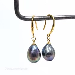 Blå-gröna droppformade pärlor på förgylld silverkrok