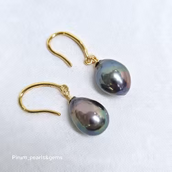 Blå-gröna droppformade pärlor på förgylld silverkrok