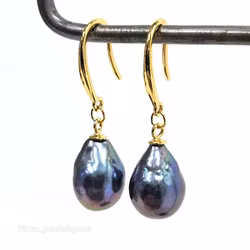 Blå-gröna droppformade pärlor på förgylld silverkrok