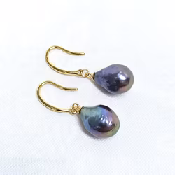 Blå-gröna droppformade pärlor på förgylld silverkrok