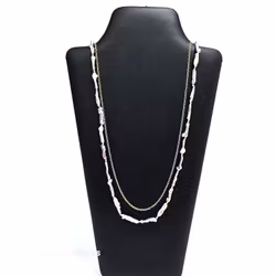 Långt pärlhalsband med avlånga smala rosa pärlor