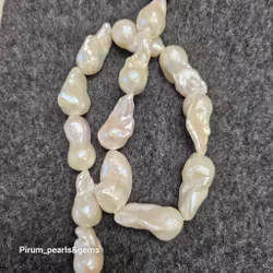 Vita barocka pärlor 12x18 mm på sträng