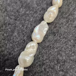 Vita barocka pärlor 12x18 mm på sträng