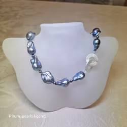 Blå barockpärlor med vackert stort silverlås