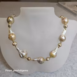 Halsband med metallic skimrande barockpärlor