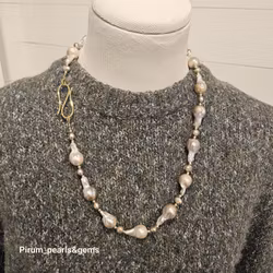 Halsband med metallic skimrande barockpärlor