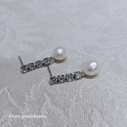 Örhängen med vit sötvattenpärla, silverstift med cubic zircon