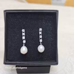 Örhängen med vit sötvattenpärla, silverstift med cubic zircon