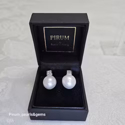 Örhänge med fantastiska 14 mm vita pärlor på stift