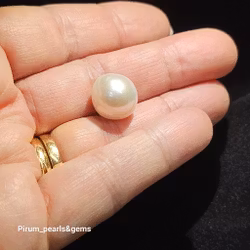 Stor, vit något barock pärla 13 mm OBORRAD!