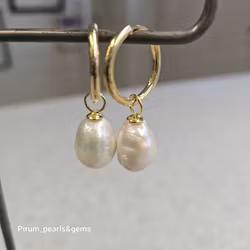 Vit barockpärla 10x12 mm på förgylld silverögla