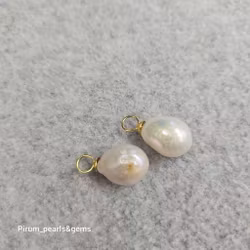 Vit barockpärla 10x12 mm på förgylld silverögla