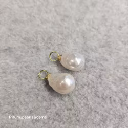 Vit metallic barockpärla 9x12 mm på förgylld silverögla