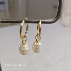 Vit metallic barockpärla 9x12 mm på förgylld silverögla