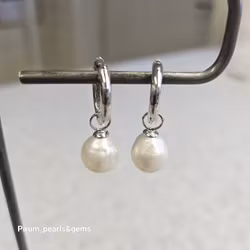 Vit metallic sötvattenpärla 10 mm på silverögla