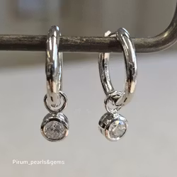 Liten cubic zircon på silverögla