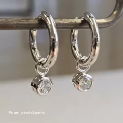 Liten cubic zircon på silverögla