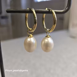 Vit 10 mm pärldroppe på förgylld silverögla