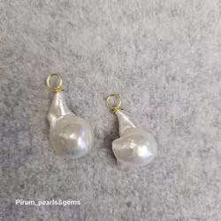 Vit stor barock pärla 15x20 mm på förgylld silverögla