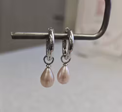 Vacker liten rosa droppformad pärla 7 mm på silverögla