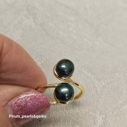 Förgylld silverring med två gröna pärlor