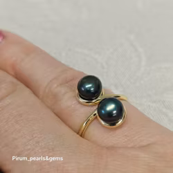 Förgylld silverring med två gröna pärlor