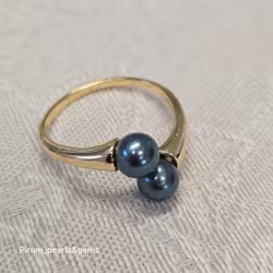 Förgylld silverring med två små grön-blå pärlor