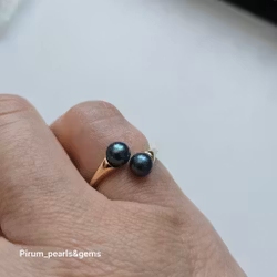 Förgylld silverring med två små grön-blå pärlor