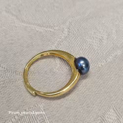 Förgylld frostad silverring med blå odlad pärla
