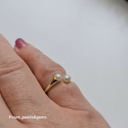 Liten förgylld silverring med två vita pärlor