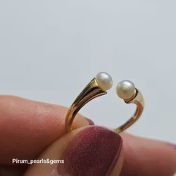 Liten förgylld silverring med två vita pärlor