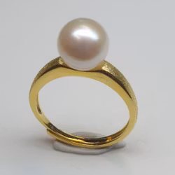 Förgylld silverring med stor vit odlad pärla