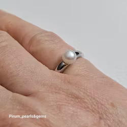 Silverring med liten vit odlad pärla