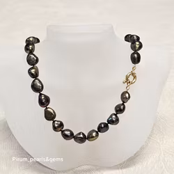 Halsband med gröna och bruna pärlor med fint stort lås