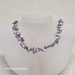 Halsband med lila ojämna s.k. keshipärlor och vackert silverlås