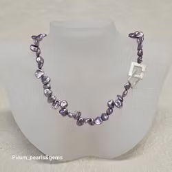 Halsband med lila ojämna s.k. keshipärlor och vackert silverlås