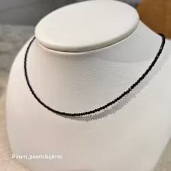 Halsband med glittrig fasettslipad svart spinell