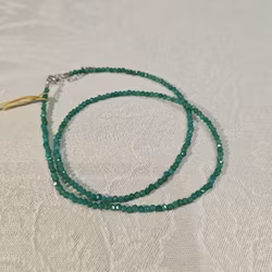 Halsband med 3 mm grön agat