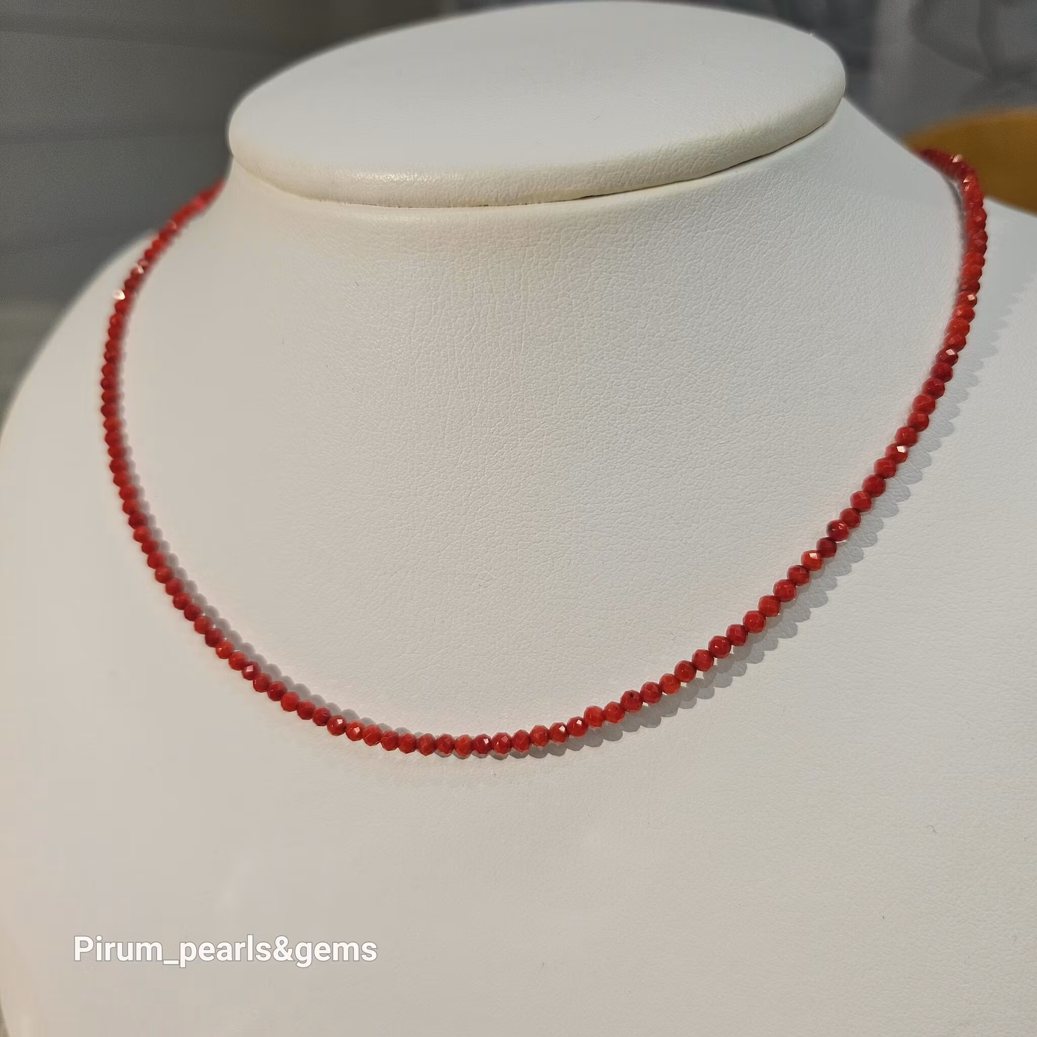 Halsband med röd fasettslipad 2 mm korall | PIRUM - Ädelstenar och ...