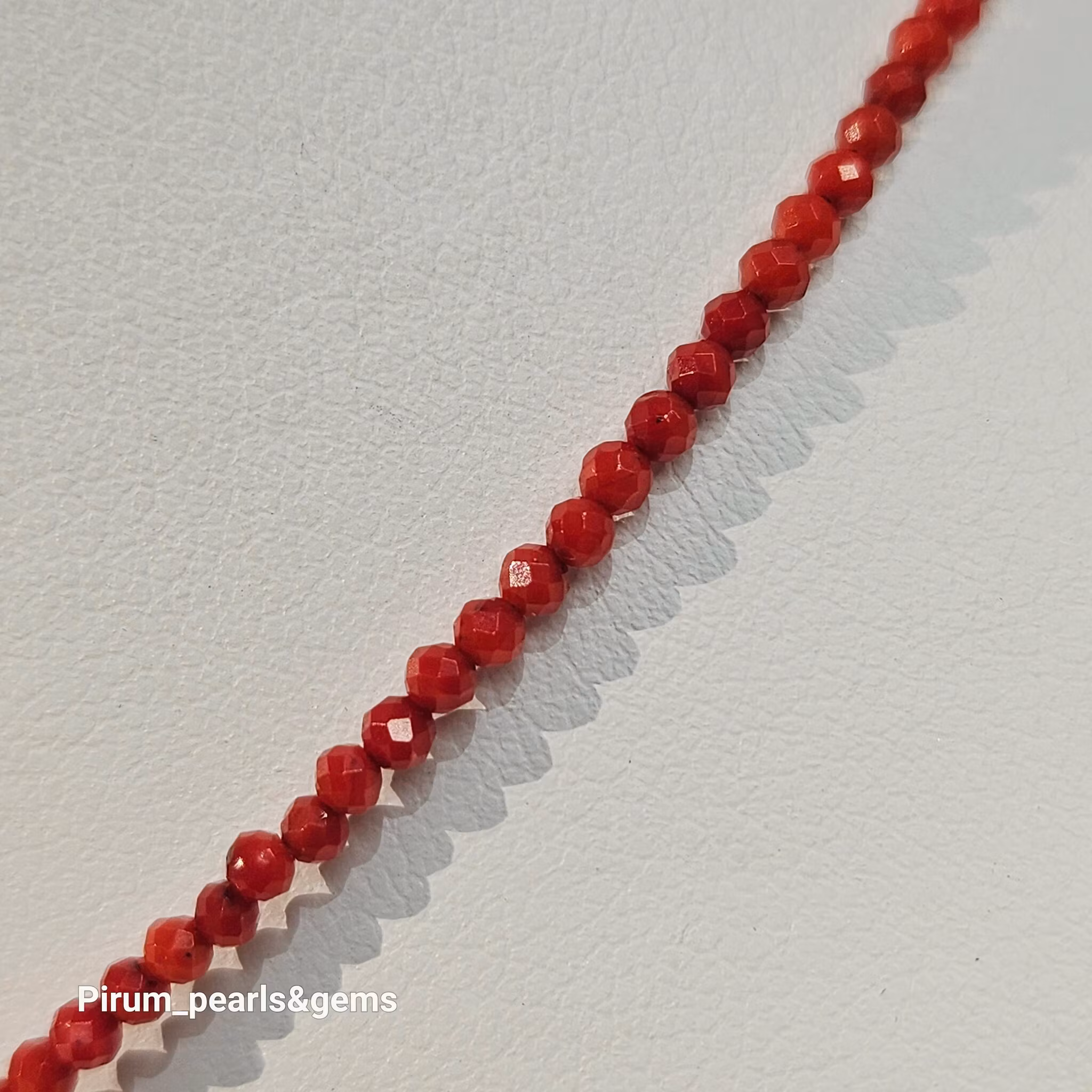 Halsband med röd fasettslipad 2 mm korall | PIRUM - Ädelstenar och ...