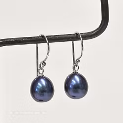 Örhänge med stor blå pärla på silverkrok