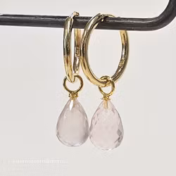 Rosen kvarts droppe på förgylld silverögla