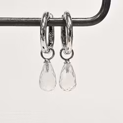 Fasettslipad rosenkvartsdroppe 6x9 mm på silverögla