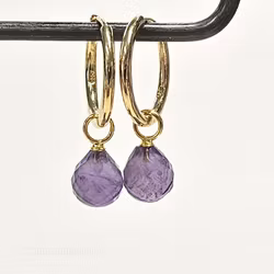 Briolettslipad ametist på förgylld ögla