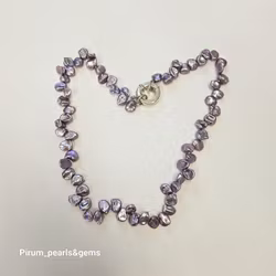 Halsband med lila ojämna s.k. keshipärlor och vackert silverlås