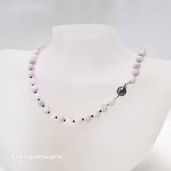 Halsband med vackra syrenlila kunzitestenar och silverlås