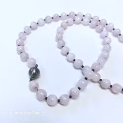 Halsband med vackra syrenlila kunzitestenar och silverlås