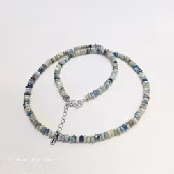 Halsband med fasettslipade hackmanite stenar